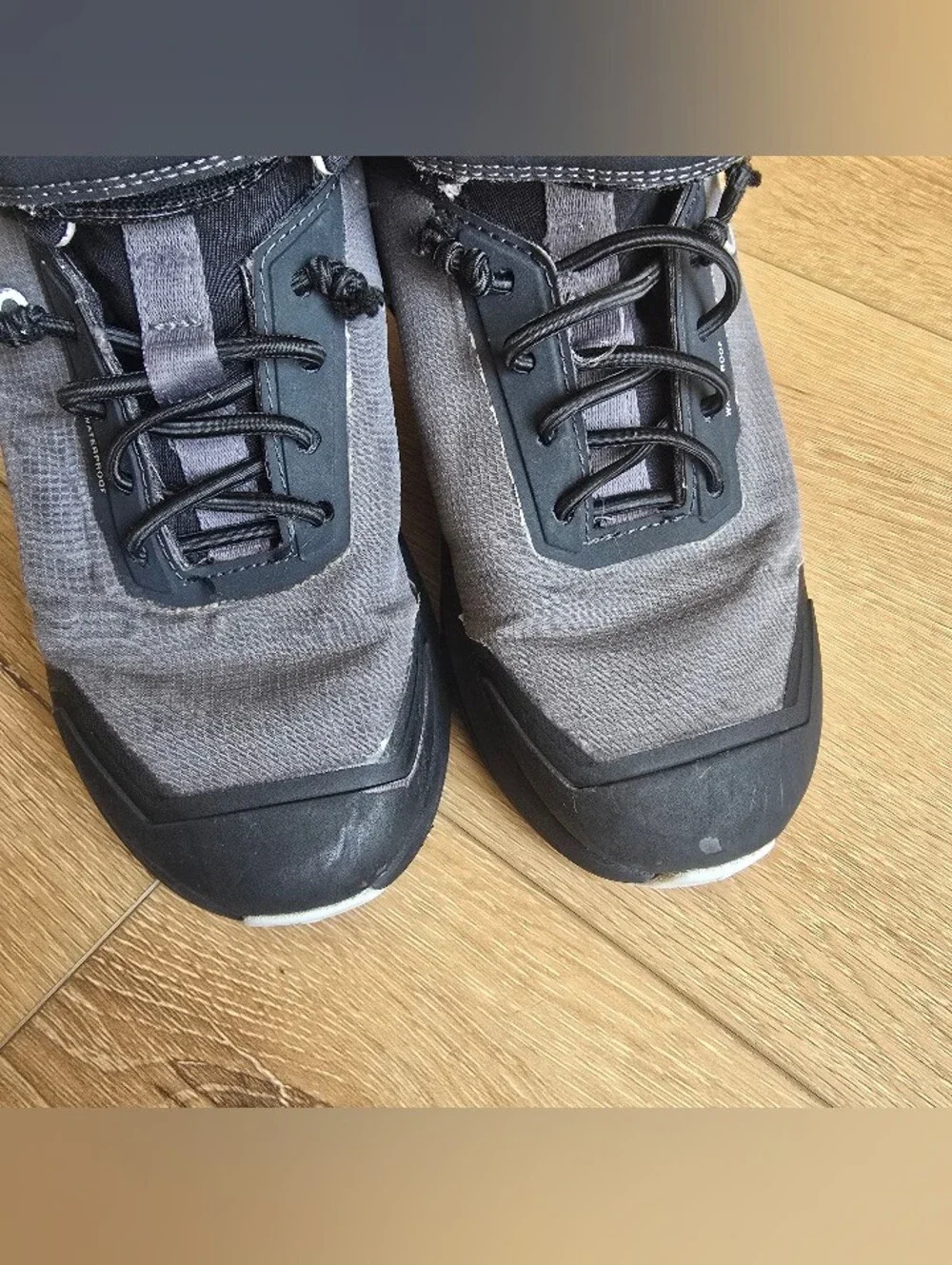On Cloud Clouds Running Cloudhero Mid Waterproof Kids Shoes Size 3 Gray Black